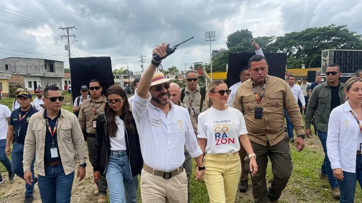 Por qué el presidente Abelardo de la Espriella carga un ‘walkie-talkie’ a la mano en todo momento: Defensores de la Patria, su partido político, explicó la razón