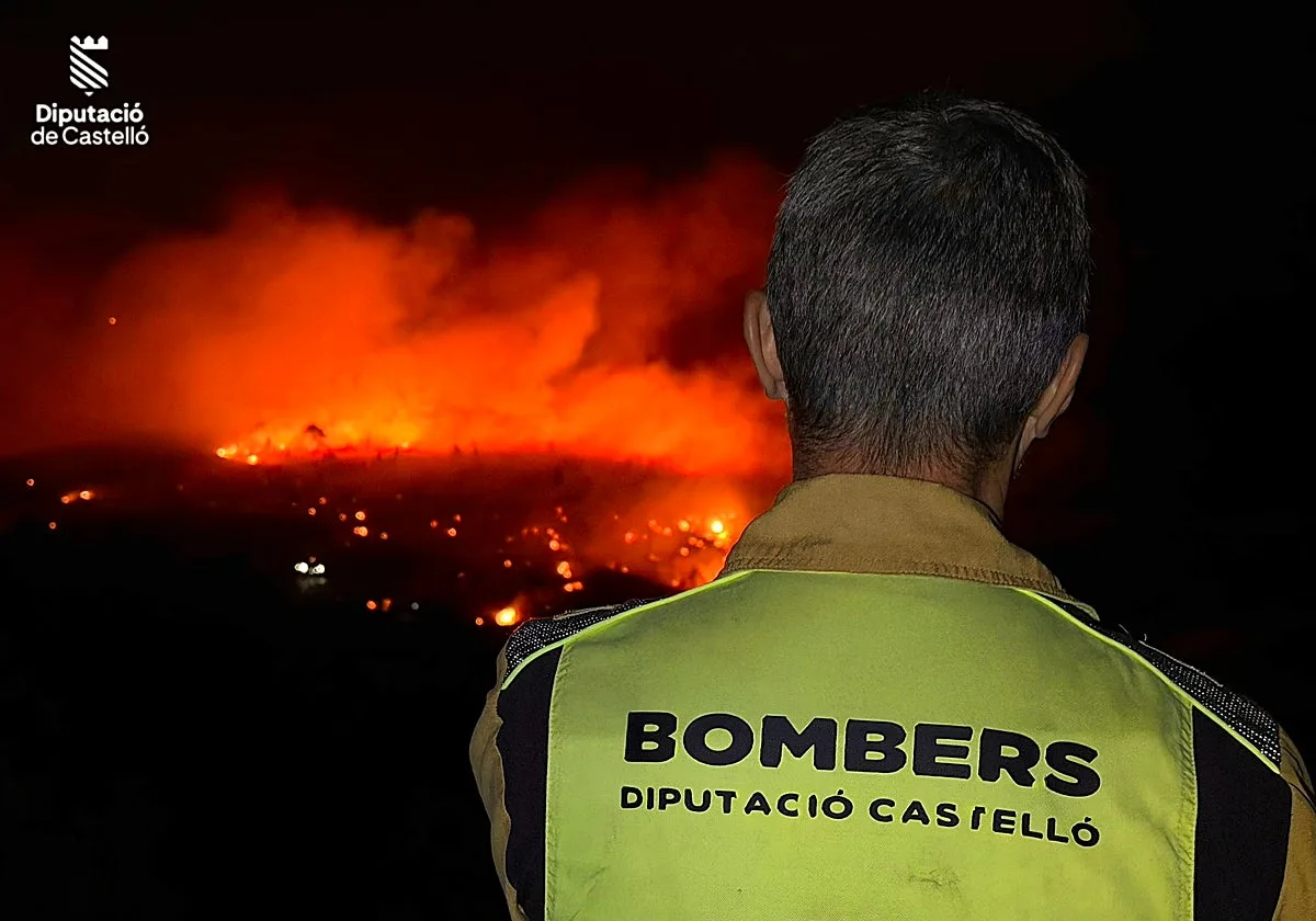 Un incendio forestal provocado por un rayo avanza hacia la Sierra Calderona