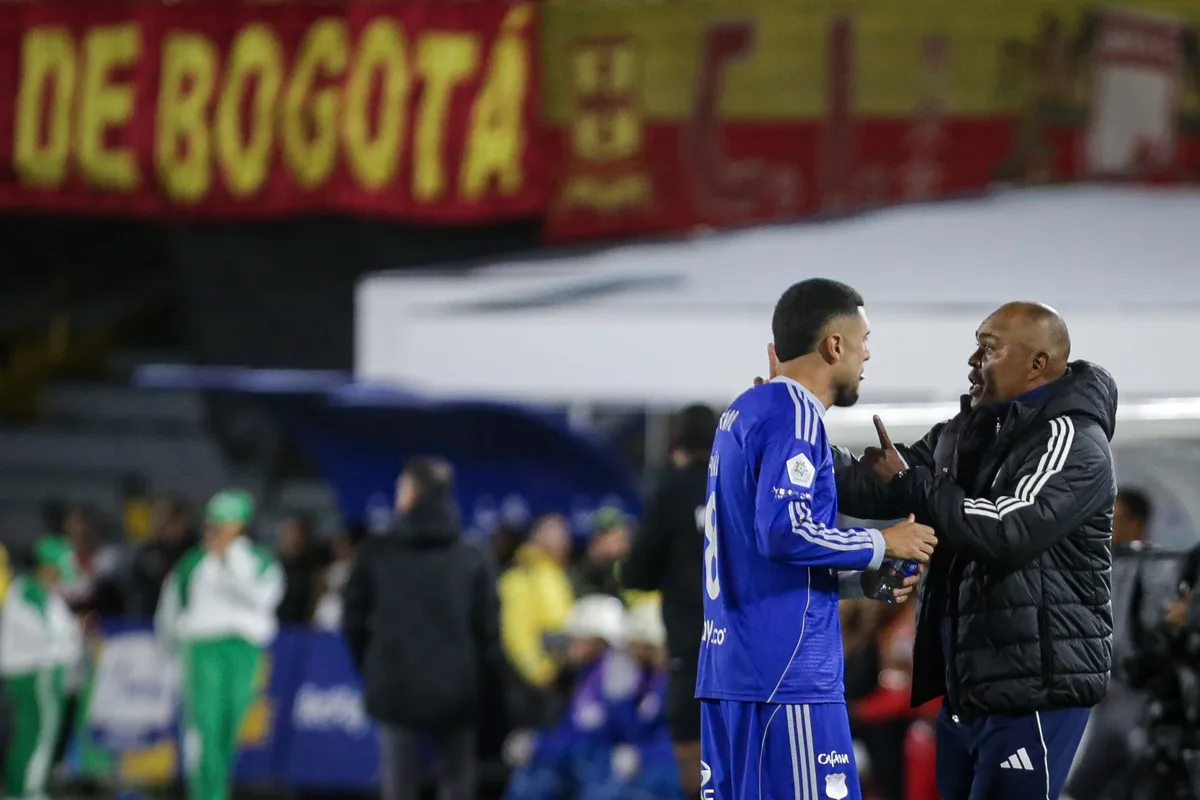 En video quedaron las reacciones de los jugadores de Millonarios a la salida de Fabián Bustos 24 horas antes del clásico: “No puede suceder”