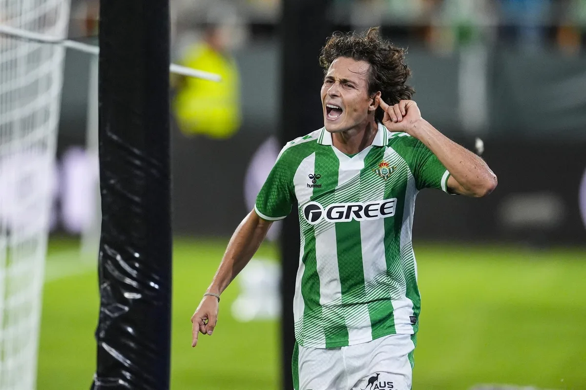 El Betis gana un bonito pulso con la Real Sociedad en el debut liguero