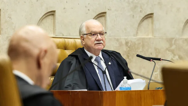 Fachin e Dino batem boca em julgamento de Moraes no STF