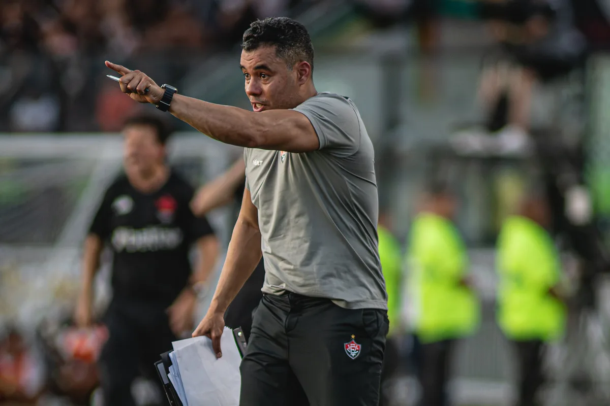 Sem vencer fora, Jair compara Vitória com campeão da Libertadores