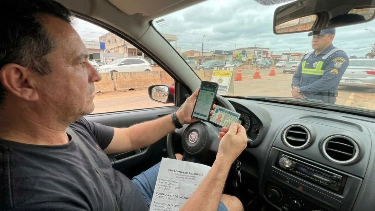 Vai pegar a estrada? O que fazer quando o CRLV digital não atualizou no aplicativo da CNH para evitar multas