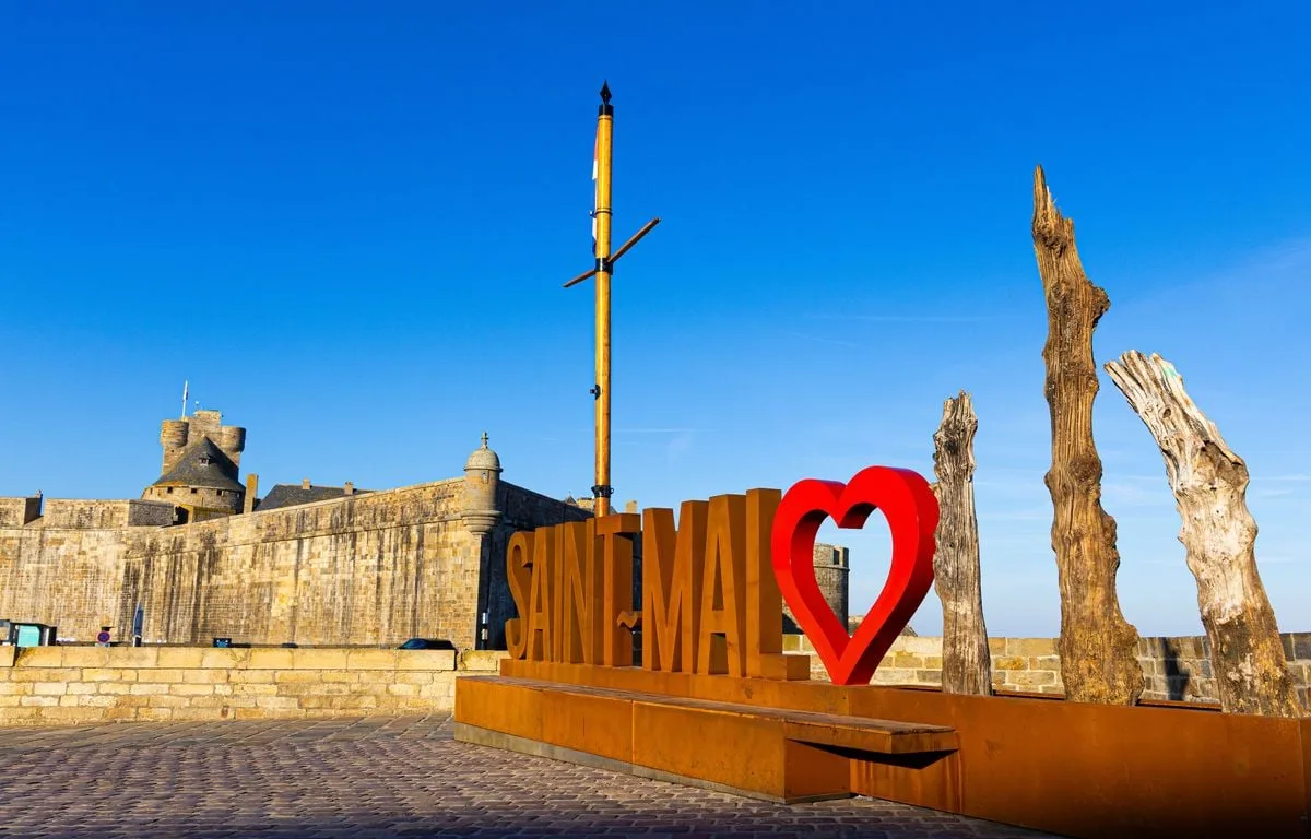 Patrimoine : Chambord, Carcassonne, Saint-Malo… Alerte sur 20 sites majeurs menacés par le réchauffement climatique