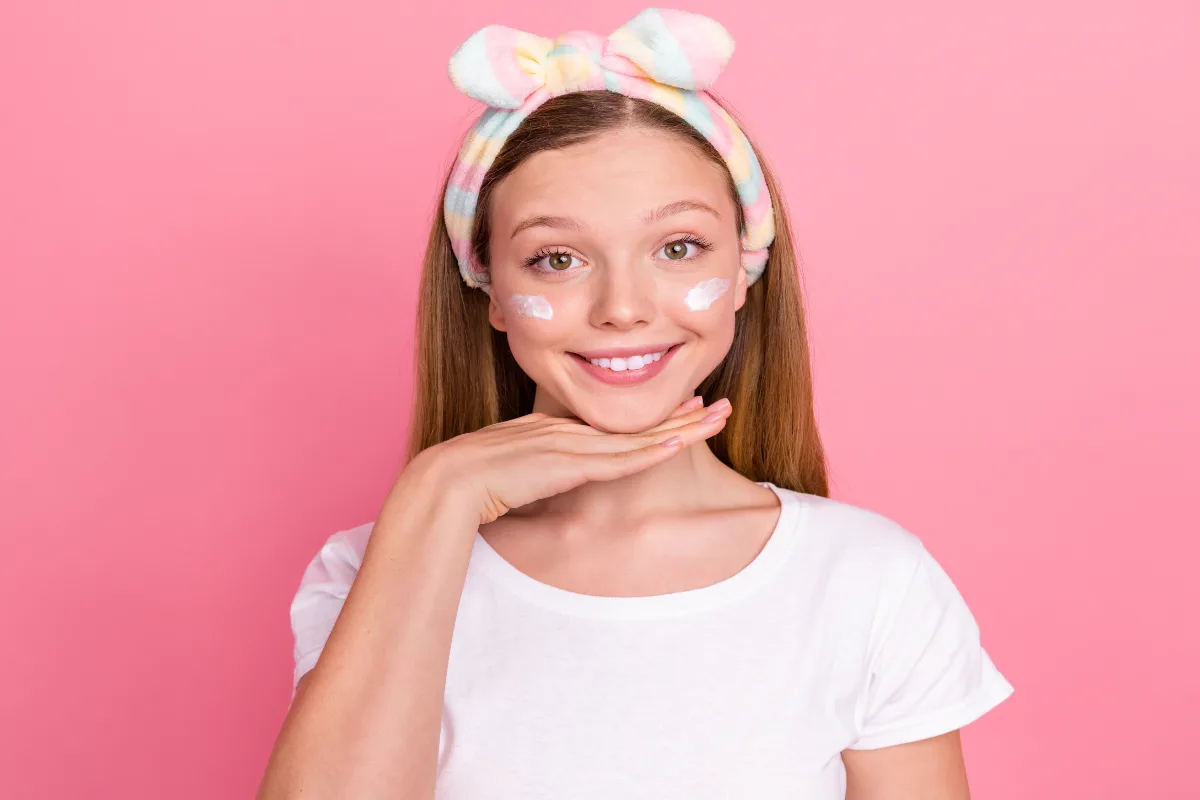 Criança pode fazer skincare? Entenda os riscos dos cosméticos para a pele infantil