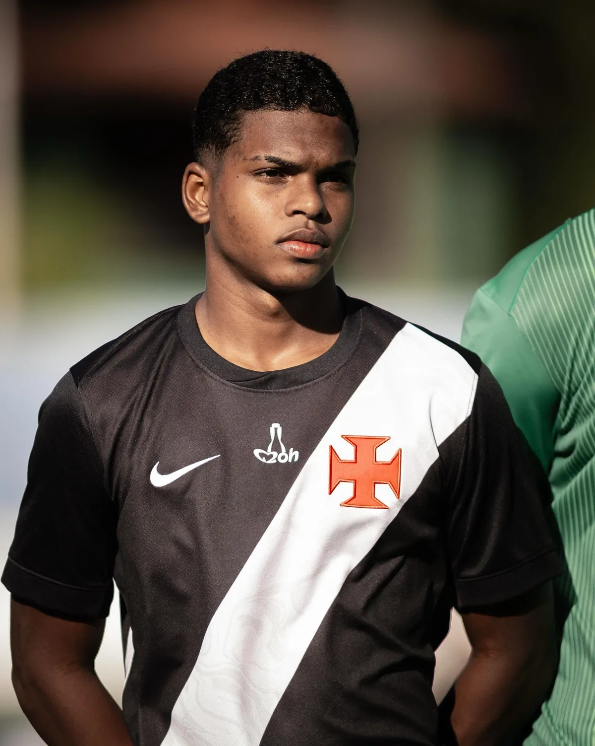 Lateral da base do Vasco chama atenção do Feyenoord antes de assinar contrato profissional