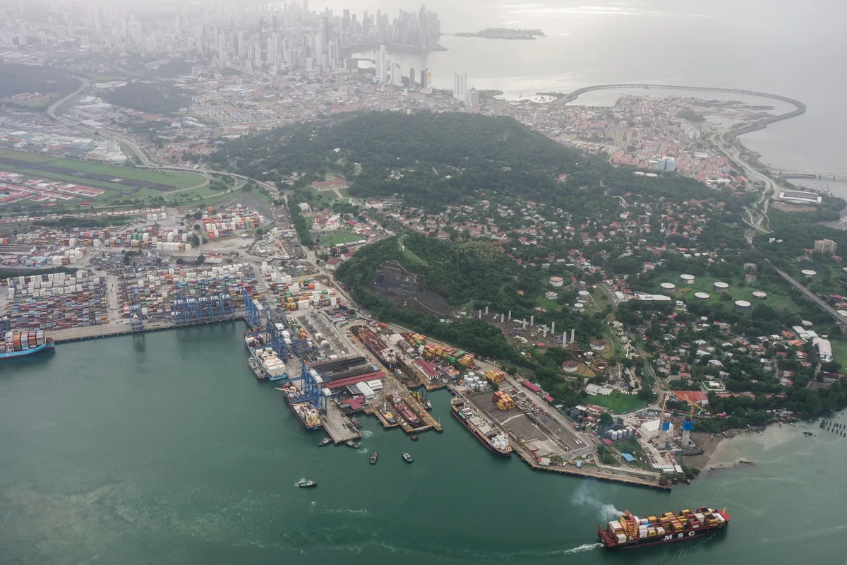 Un buque paga 5,3 millones de dólares por cruzar el canal de Panamá