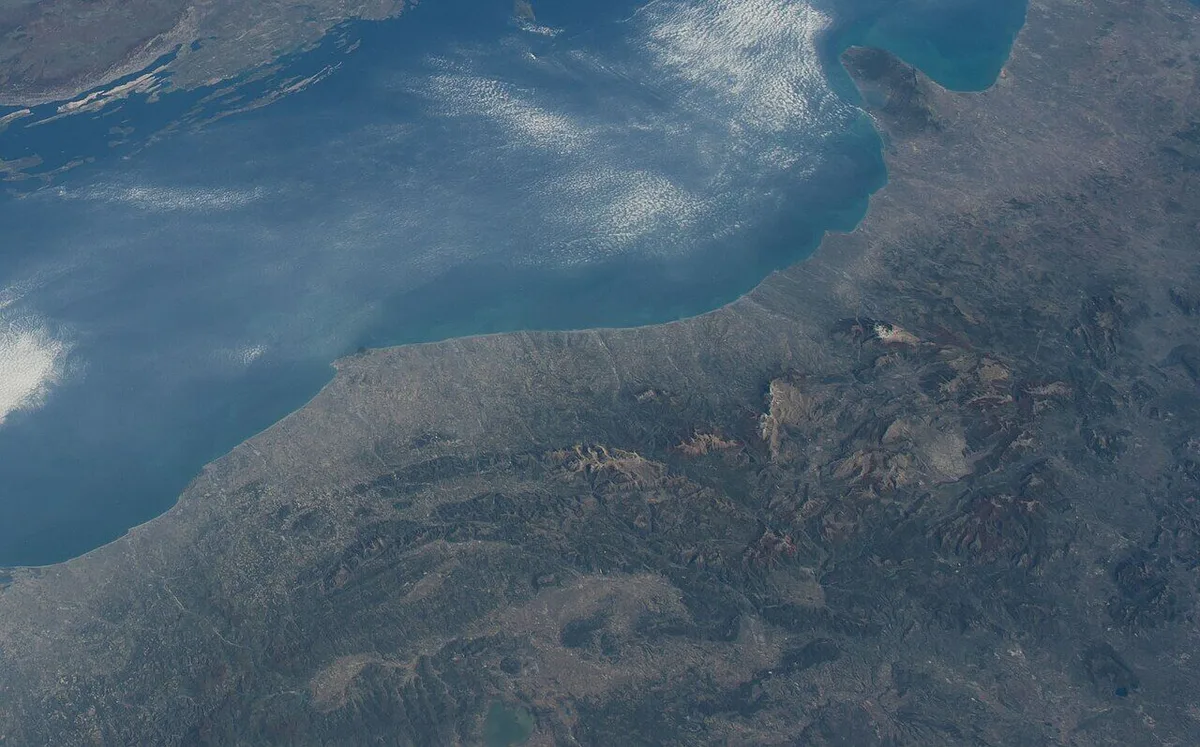 Crosta terrestre está a abrir-se como um casaco sob Itália