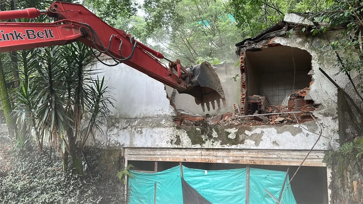 Colombia inició demolición de una casa de Pablo Escobar usada para supuestos rituales satánicos (VIDEO)