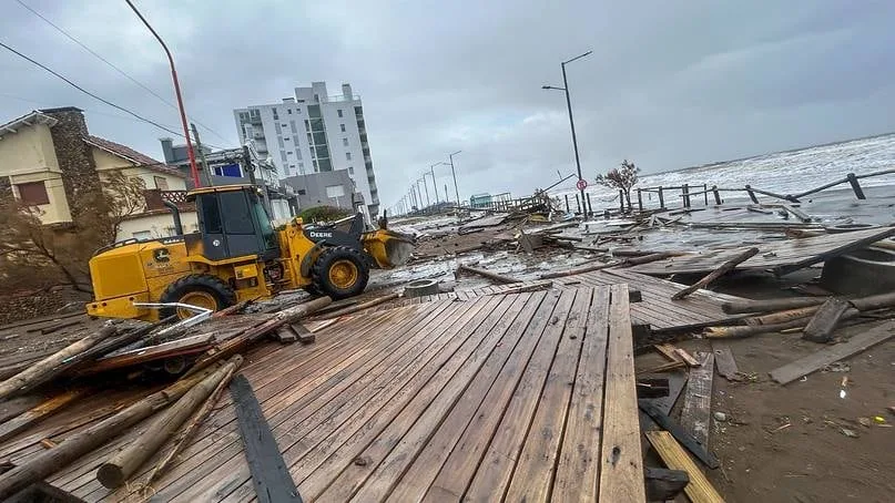 El fuerte temporal en Monte Hermoso dejó playas destruidas, inundaciones y advierten los efectos para la temporada