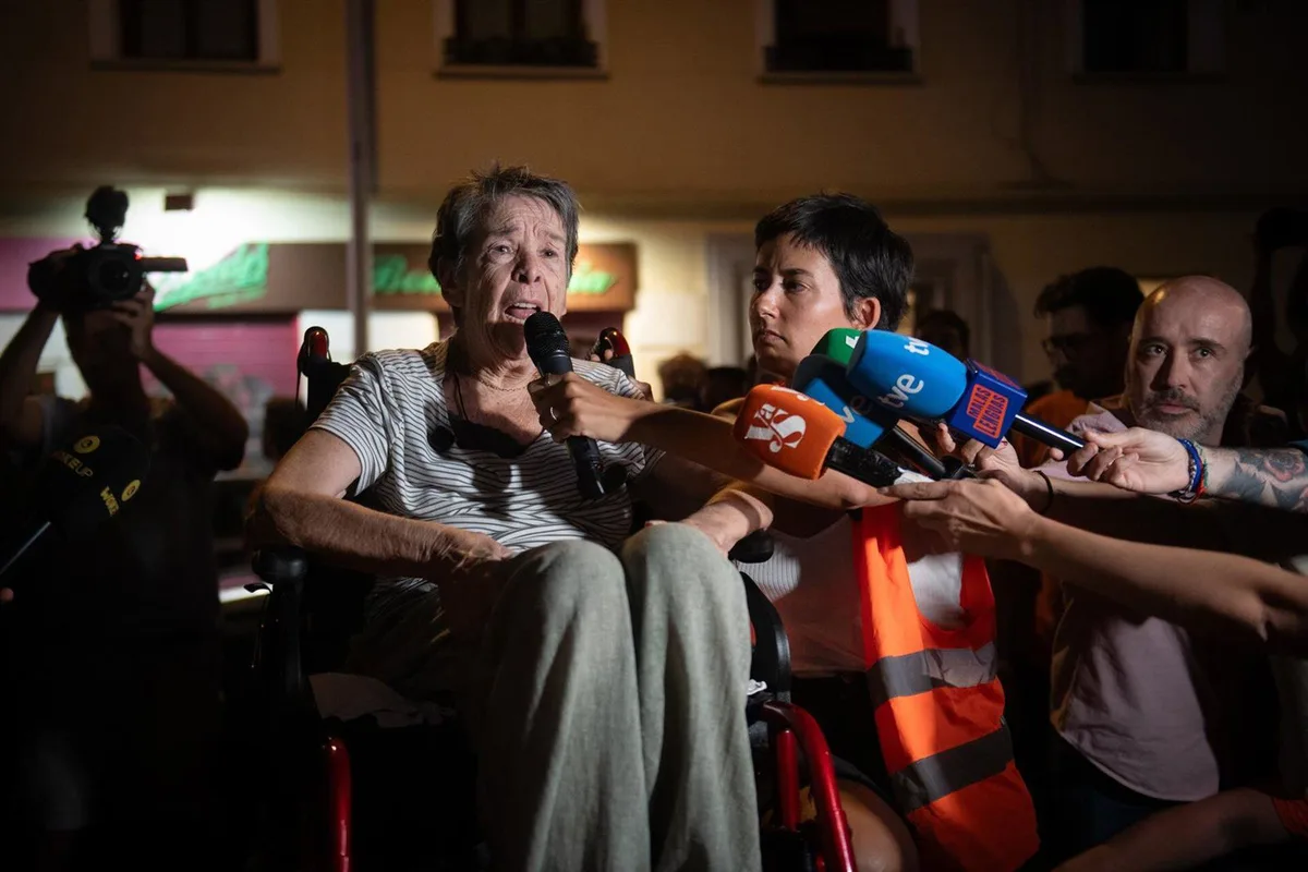 Tensión y empujones ante la casa de Maricarmen a la espera de la comisión judicial para ejecutar su desahucio