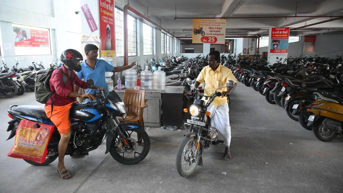 Collect fee by 24-hour cycle, not on day basis at parking stands, demand public