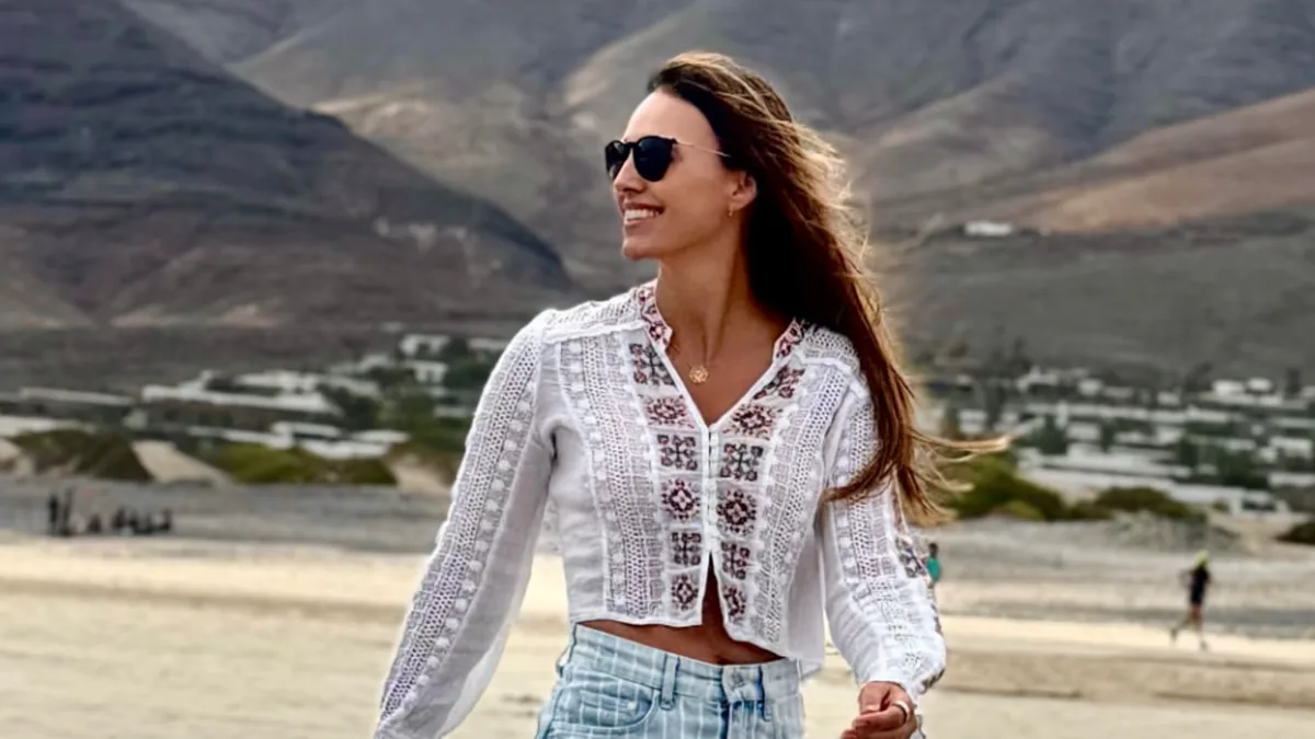 Helen Lindes disfruta de Lanzarote con sus hijos y nos deja sus mejores looks de verano: de la blusa bohemia al total look negro