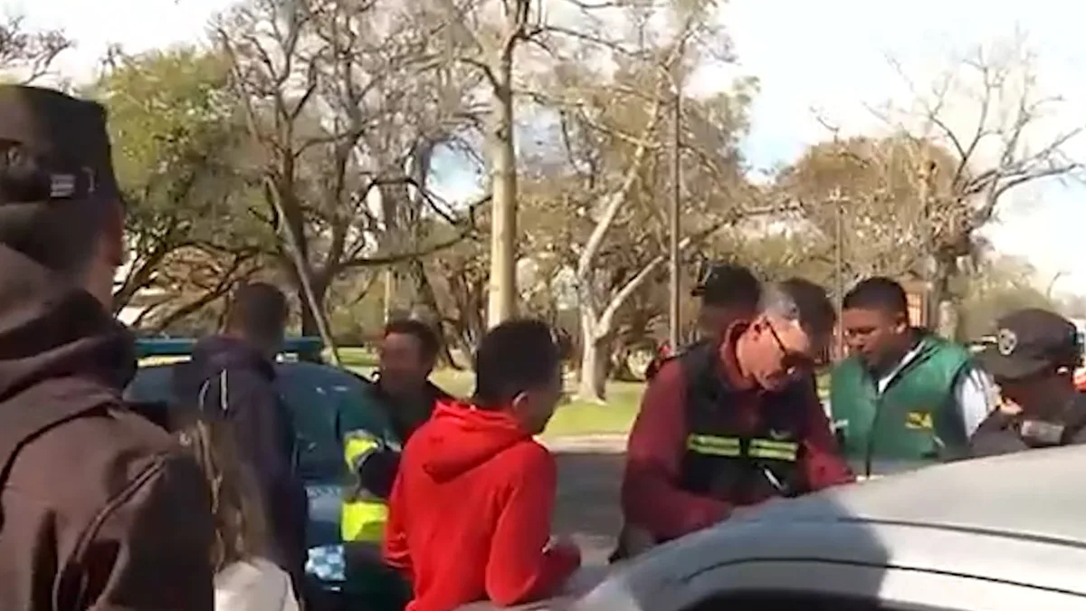Un camión de basura chocó de atrás a un auto conducido por un joven alcoholizado: el impactante resultado del test