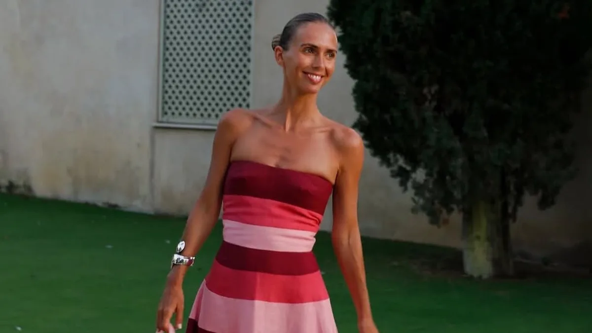 La guía de estilo de Lucía Bárcena para vestir el estampado que más estiliza en cualquier plan de verano