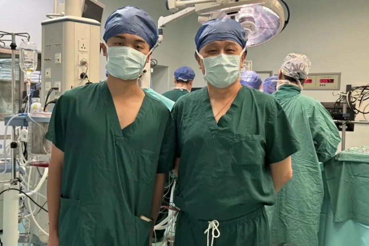 Foi salvo em criança. 19 anos depois, trabalha ao lado do cirurgião que o operou
