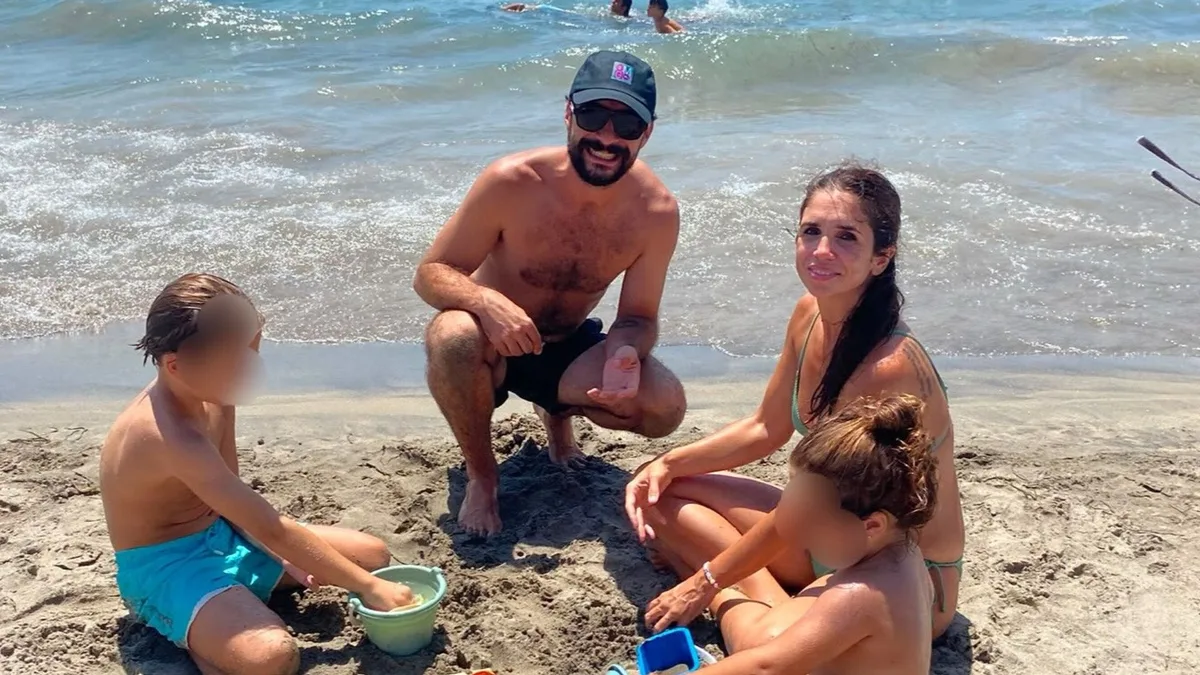 Elena Furiase y Gonzalo Sierra, protagonistas de un beso de película en el verano de la familia Flores en Agua Amarga