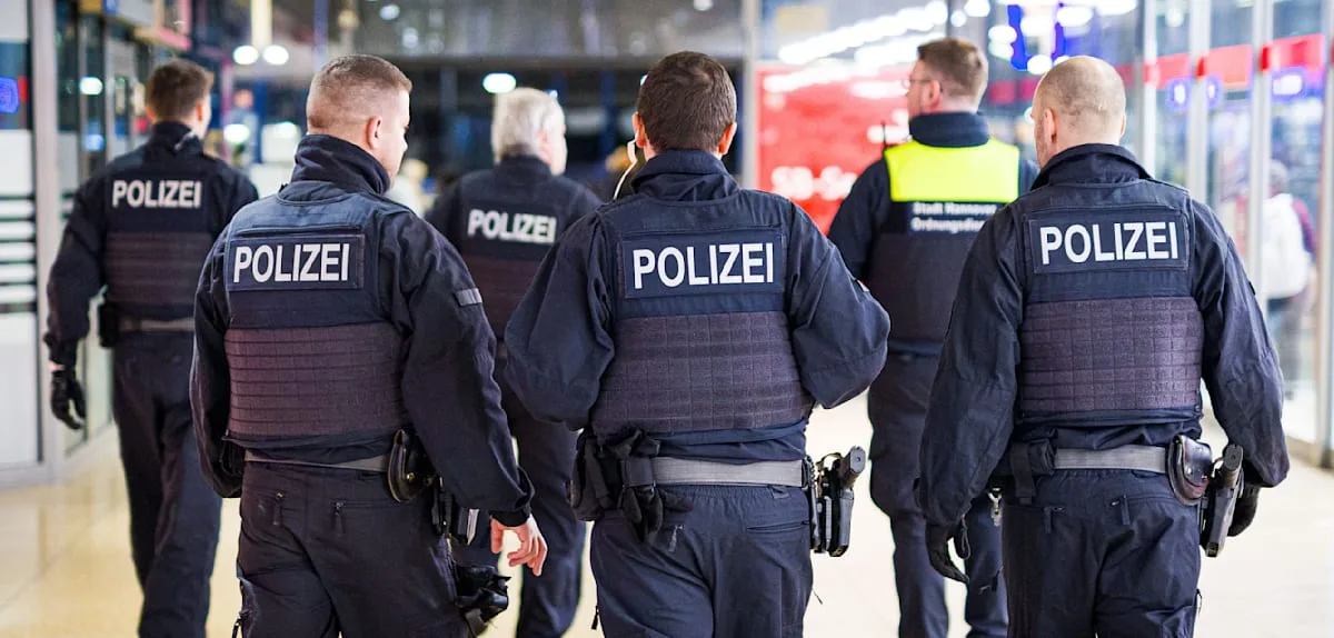 Frau zeigt „Hitlergruß“ im ICE – Mitreisende greifen ein