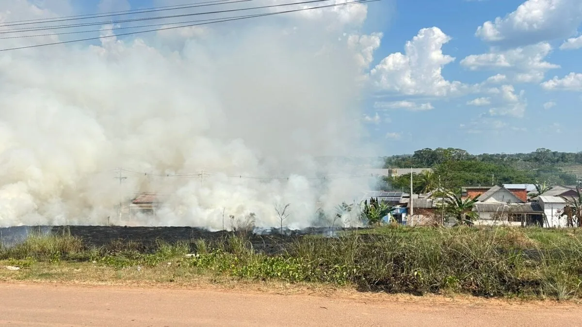 Incêndio atinge terrenos e dificulta trânsito no Ilson Ribeiro; fumaça invade casas da região