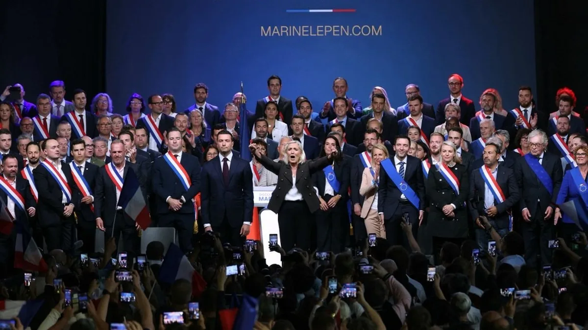 "Nous nous devons plus que jamais de mener la bataille sociale" : en meeting à Hénin-Beaumont, Marine Le Pen tente de retrouver les accents de sa campagne présidentielle de 2022
