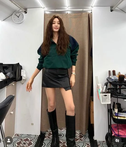 '데뷔 41년' 김혜수, 이렇게 美친 스타일링이 있다니···각선미+롱헤어 끝내준다