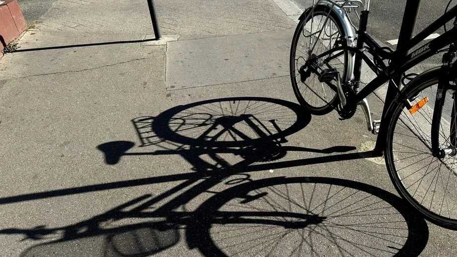 Paris : un cycliste poignardé au cou par un automobiliste après un différend sur la route