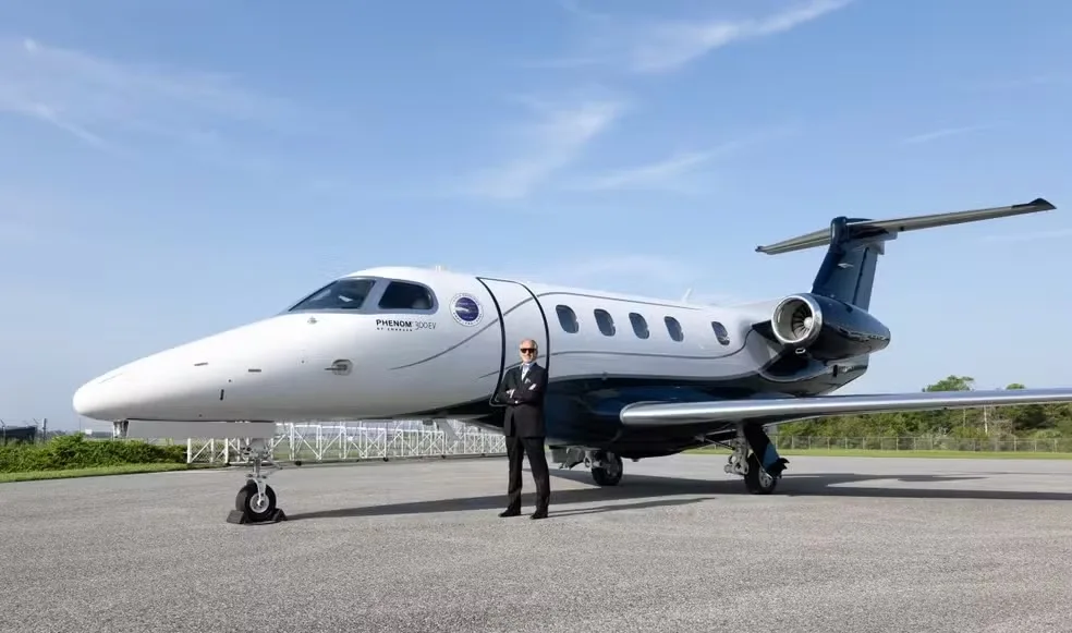 Jato da Embraer que pousa sozinho e chega a alcançar 980 km/h recebe certificado triplo
