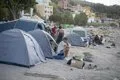 Los inmigrantes vuelven a ocupar la playa de El Trampolín de Ceuta tras ser desalojados para la limpieza