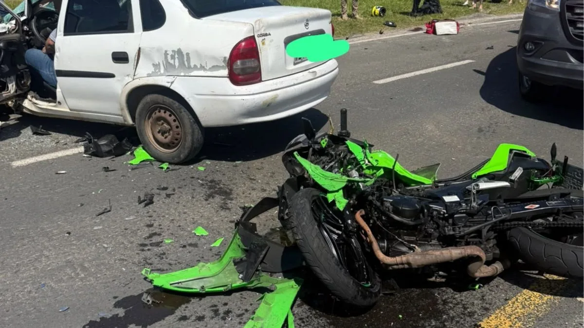Motociclista fica gravemente ferido após colidir com um carro em SC; ocupantes do veículo também foram encaminhados ao hospital