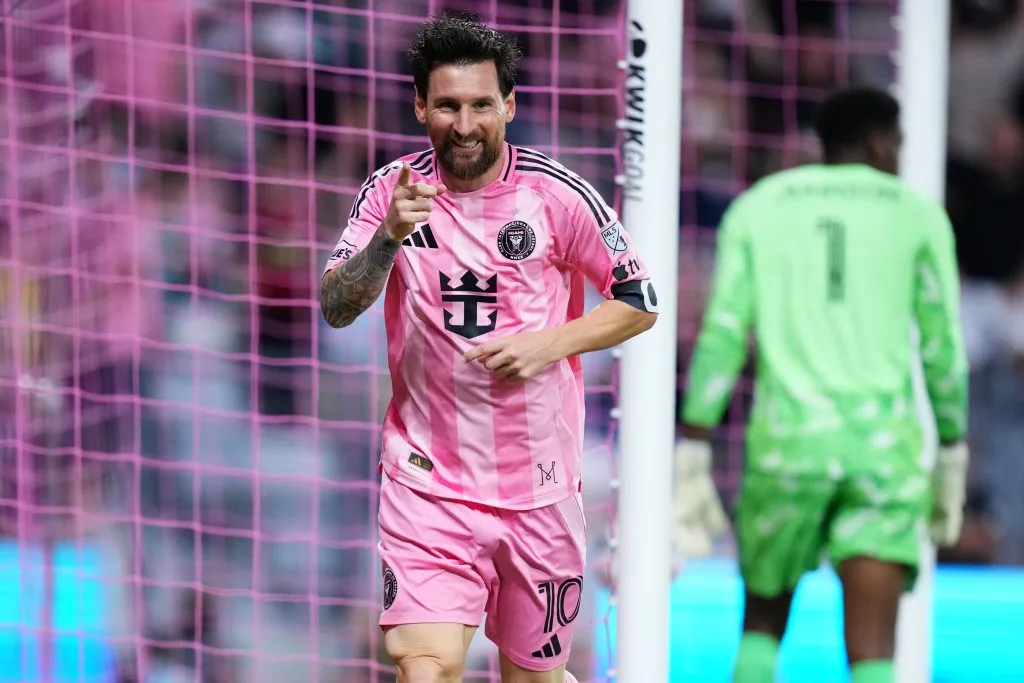Messi faz dois gols contra o Atlanta United e se aproxima de marca histórica