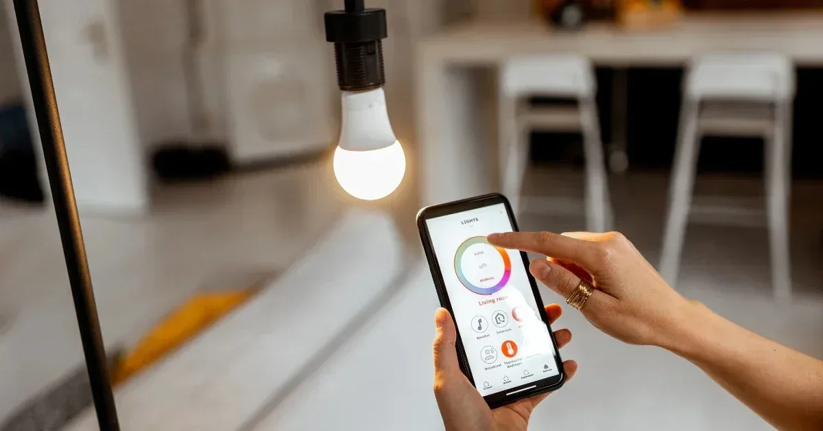 Lâmpada inteligente gasta luz desligada pelo Wi-Fi? Nós calculamos