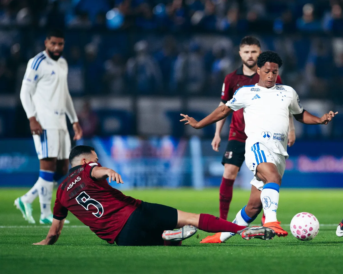 Análise: Cruzeiro escancara descontrole defensivo e oscilação perigosa na briga pela Libertadores