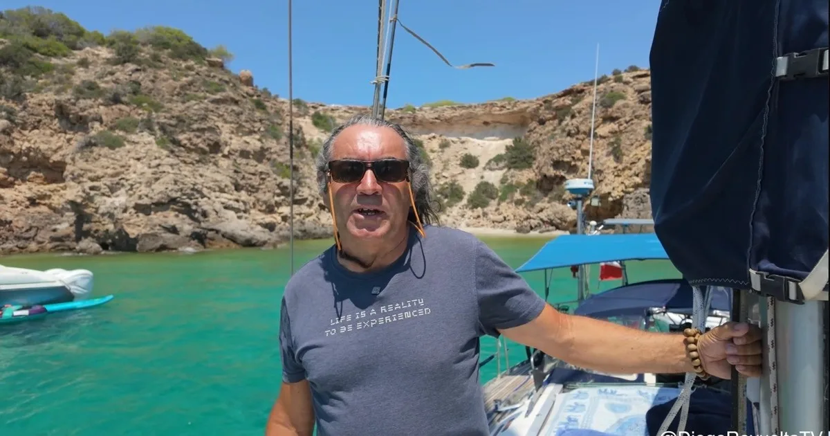 Roberto, jubilado: "Me diagnosticaron un cáncer y, de un día para otro, decidí dejar de trabajar. Me compré este barco por 85.000 euros"