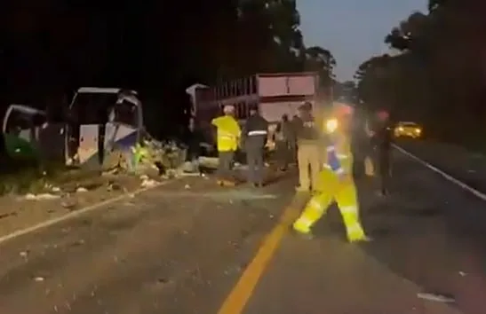 Acidente entre camião e autocarro faz 23 mortos e cinco feridos no Brasil
