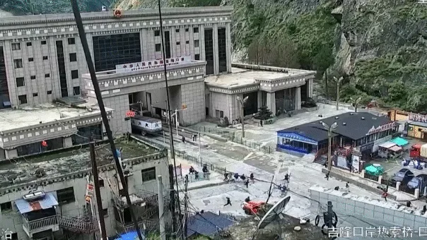 Terrifying video captures people fleeing incoming mudslide at Nepal-China border
