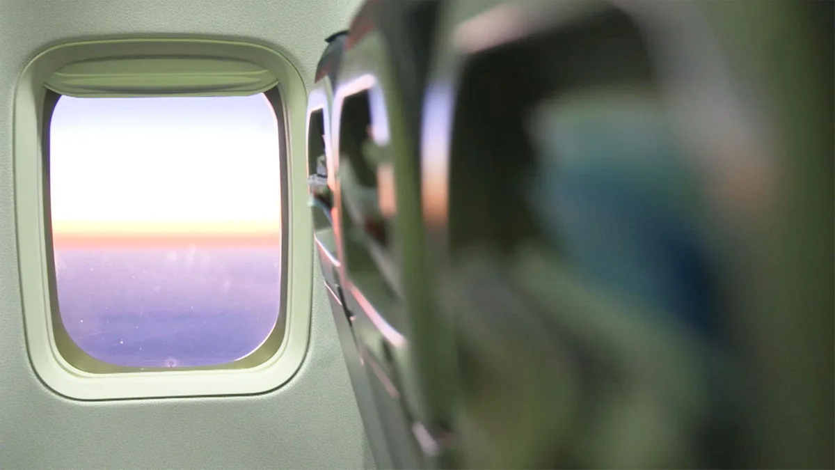 Wichtige Funktion: Warum hat jedes Flugzeugfenster ein kleines Loch?