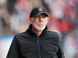 « C’était une véritable figure » : pour Brest, un retour en Ligue 1 émouvant après le décès du coach Éric Roy