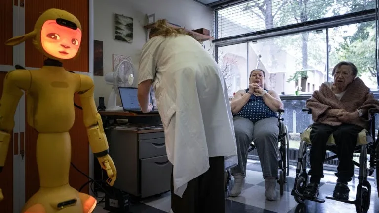 "C'est une dame qui a vécu à la ferme et qui s'inquiète beaucoup pour ses animaux": quand l’IA donne vie à des compagnons artificiels et à des robots stimulateurs pour accompagner les malades d’Alzheimer
