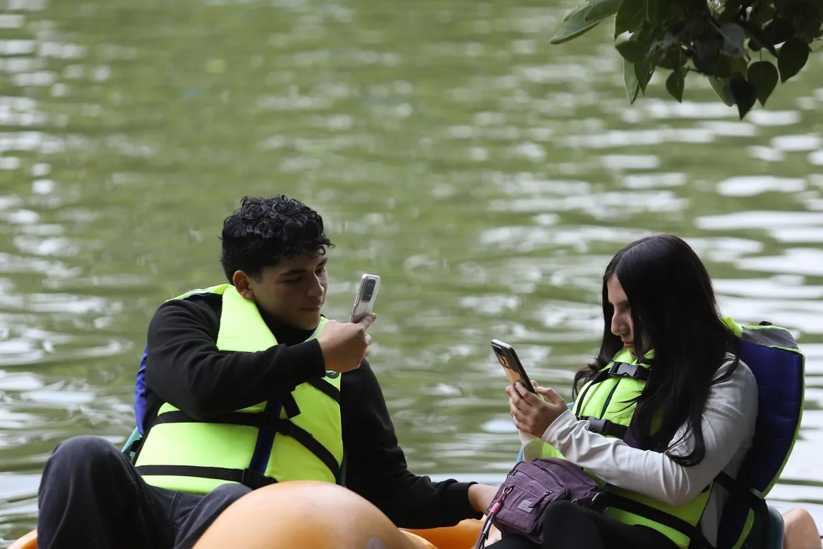 Jóvenes mexicanos pasan 90 días ininterrumpidos al año frente al celular, revela el INEGI