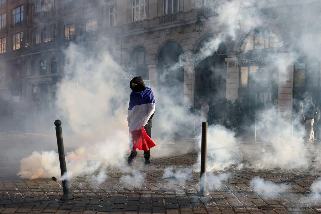 « Un pavé passe beaucoup trop près de mon crâne, il est temps de changer de rue » : le 17 octobre raconté par Julien Blanc-Gras