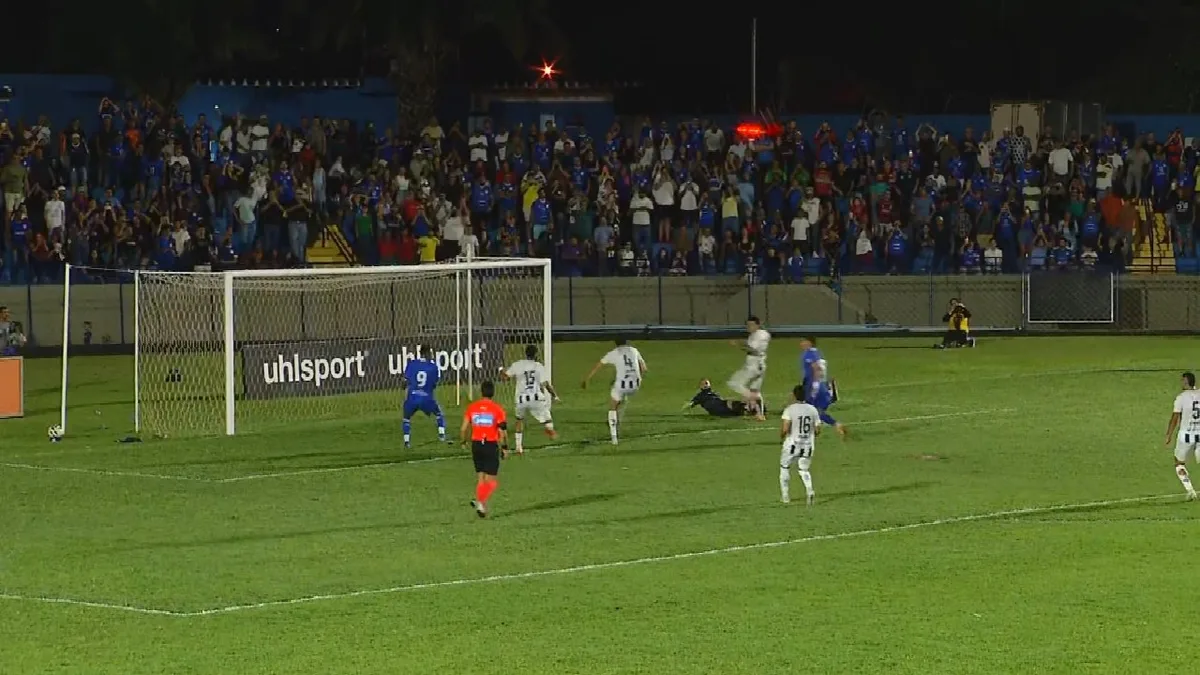 Gol contra bizarro define acesso de time goiano para a Série C; veja