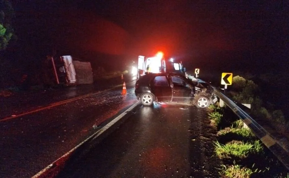 Carro bate de frente com carreta e motorista sem cinto de segurança morre na hora, na BR-153, em Ponta Grossa