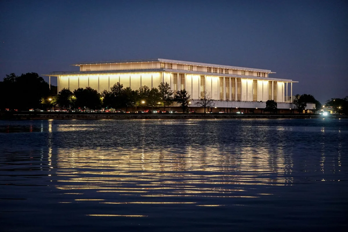 États-Unis : Donald Trump menace de ne pas rouvrir le Kennedy Center si son nom n’y est pas apposé