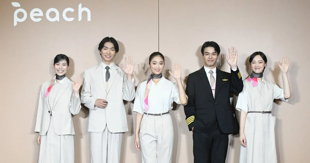 ピーチ「少し大人に」 就航以来初の制服一新、CAスニーカー解禁
