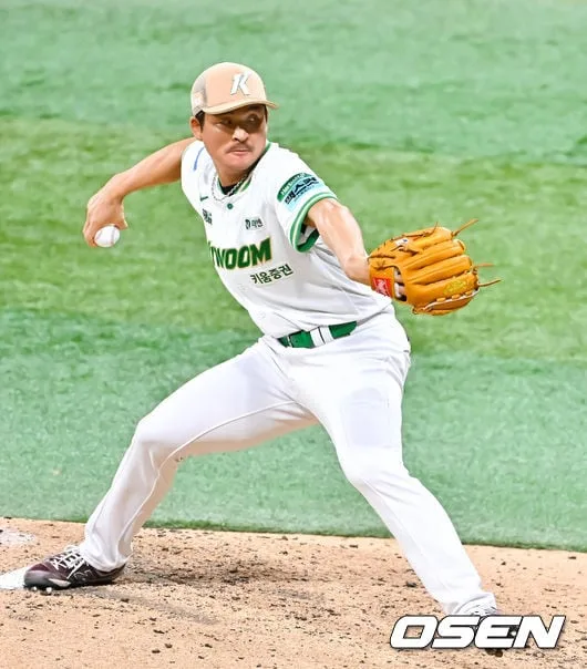 ‘8월 ERA 19.06’ 152km 베테랑 마무리, 결국 필승조→추격조 보직 변경 “당분간 편한 상황에 등판” [오!쎈 고척]
