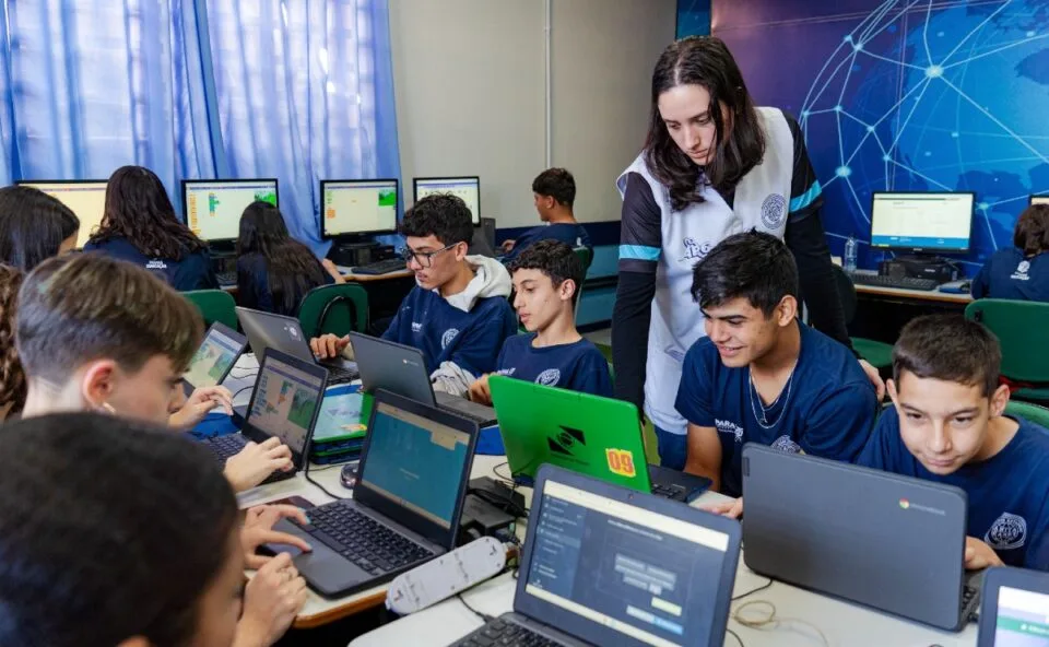 Paraná encerra inscrições para professores bilíngues na “Escola do Futuro” nesta sexta; saiba como participar