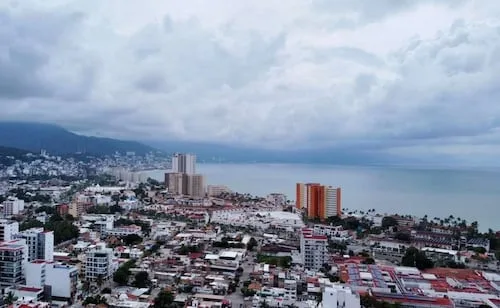 Puerto Vallarta vive una tensa calma ante la llegada del Huracán "Simón"; turistas y pobladores se alistan para el embate