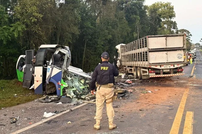 Acidente entre ônibus e carreta deixa mais de 20 mortos no Paraná