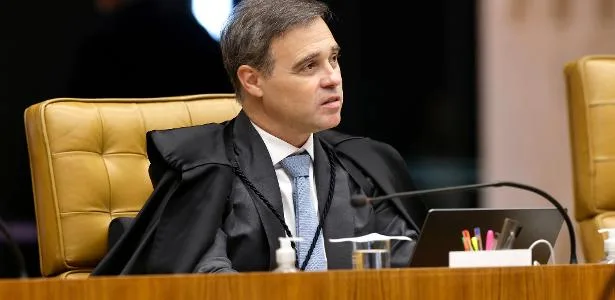 Sob pressão, Mendonça reitera que não está com celular de Vorcaro