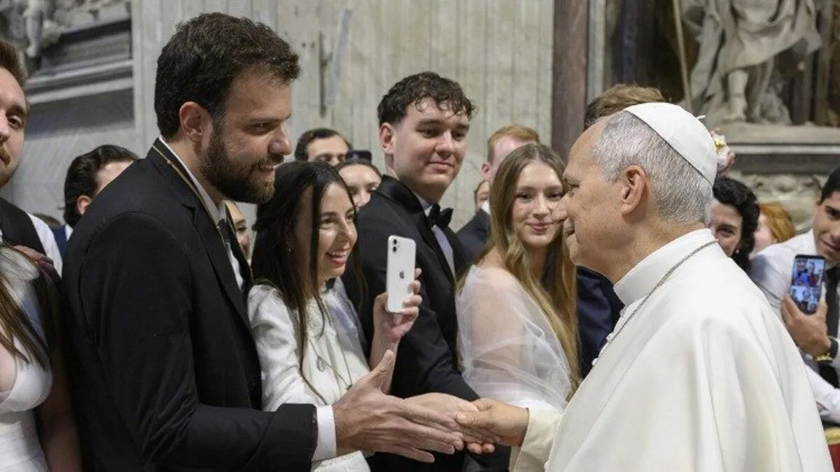 VÍDEO: Recém-casados de MG recebem bênção do papa durante lua de mel e ouvem conselho sobre família: 'Rezar e ter muita paciência'
